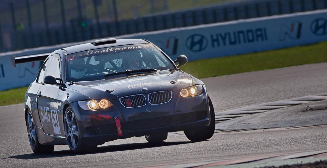 Jízda v závodním BMW  na okruhu