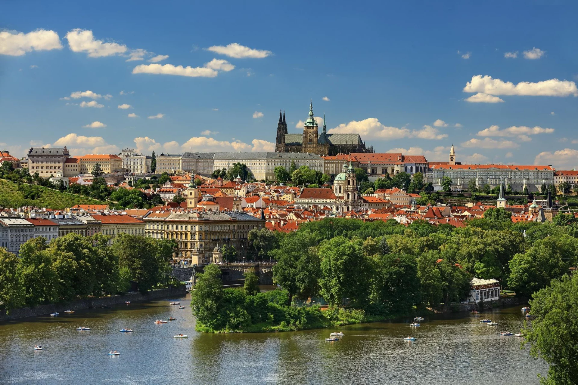 Tančící dům - pohled na Hradčany