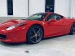 Noční jízda ve Ferrari
