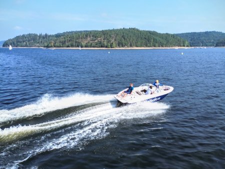 Plavba motorovou lodí