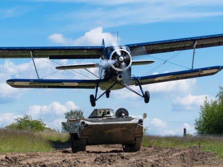 Jízda v BVP a let letadlem Antonov