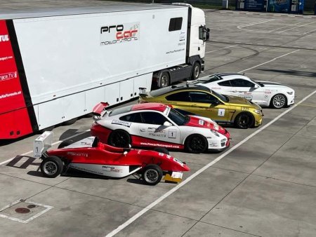 Jízda závodním autem na letišti