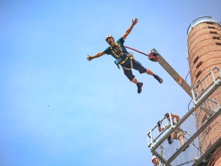 Bungee jumping z komína